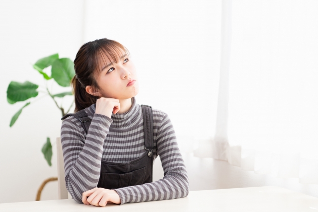考える女性