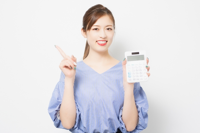 電卓を持つ女性