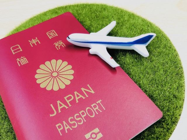 パスポートと飛行機